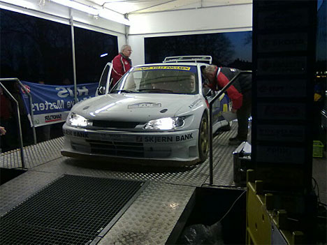 AsRallyRacing kører over målrampen i Süder Brarup
